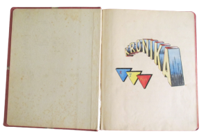 Strona tytułowa Kroniki Klubu Tenisowego Puc. Na stronie widnieje ręcznie wykonany, cieniowny napis kronika w kolorze żółtym. Pod napisem znajdują się trzy trójkąty w kolorach niebieskim trójkątem w górnym lewym rogu, z żółtym trójkątem z literką T w górnym lewym rogu oraz czerwonym trójkątem z napisem Puck w górnym lewym rogu.