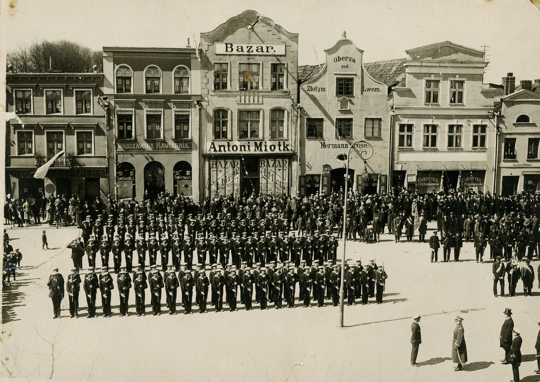 Czarno-biała fotografia przedstawijąca Święto Konstytucji 3 Maja na puckim rynku, Puck, 1927 r.,