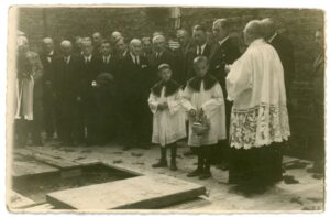 Fot. 2 Akt poświęcenia kamienia węgielnego pod budowę szkoły powszechnej w Pucku, 19.09.1937 r., Zakład Fotograficzny S. Marcińca, Puck, MP/174/H
